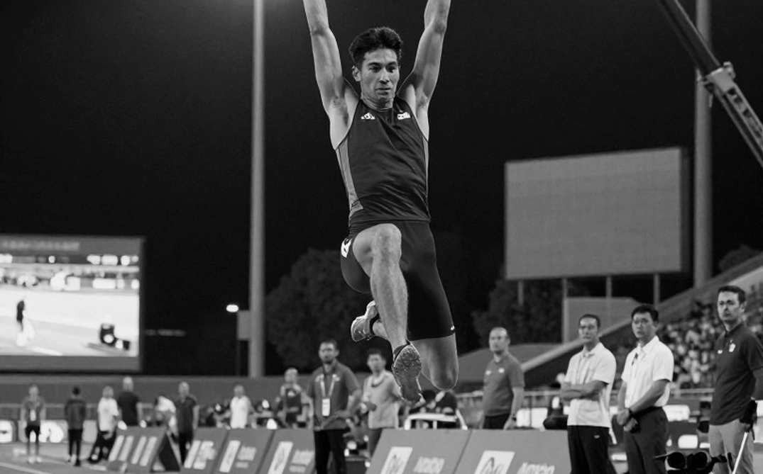 Kỷ lục 155 giờ của Kevin Ociepka: 42 km burpee nhảy xa và câu hỏi về biên giới của điền kinh