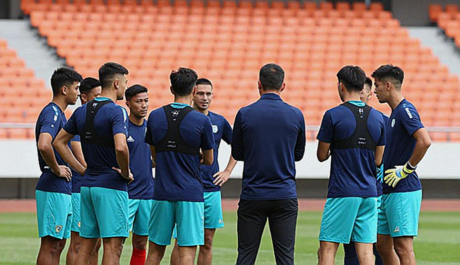Hanoi FC lose 1-4 to SLNA: Two crosses, one gap, and the pressure on Harry Kewell Hanoi FC lose 1-4 to SLNA: Two crosses, one gap, and the pressure on Harry Kewell